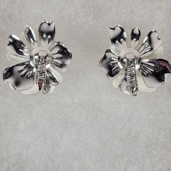 Sarah Coventry Vintage Classic White Flower Brooch & Clip-On Earrings Set - Picture 7 of 8